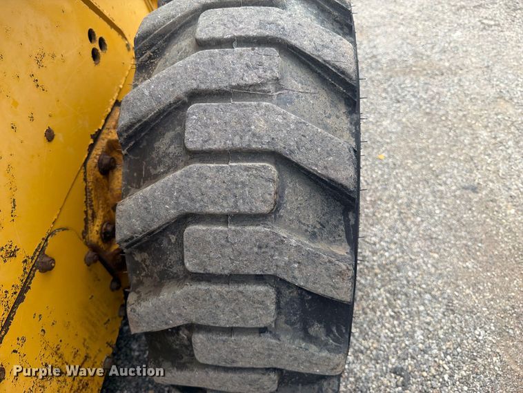 image for item FW3512 2005 John Deere 320E skid steer loader