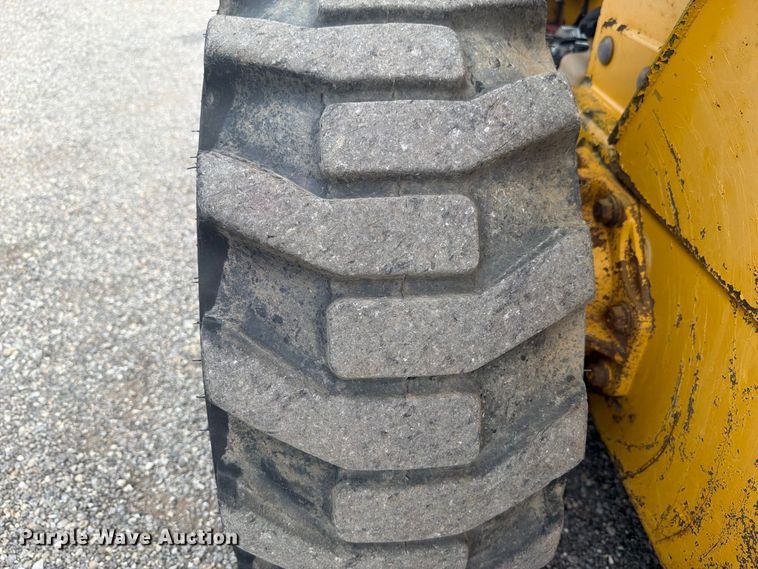 image for item FW3512 2005 John Deere 320E skid steer loader