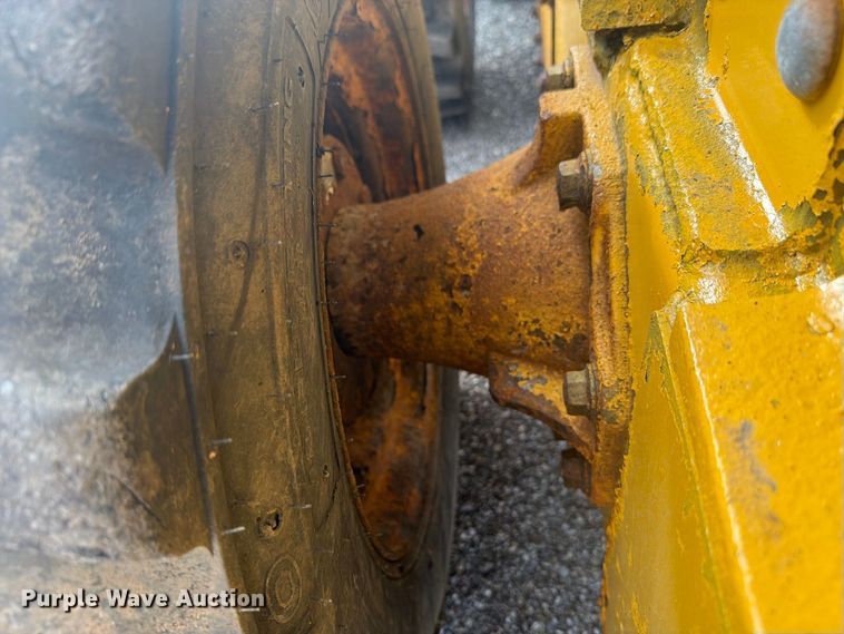 image for item FW3512 2005 John Deere 320E skid steer loader