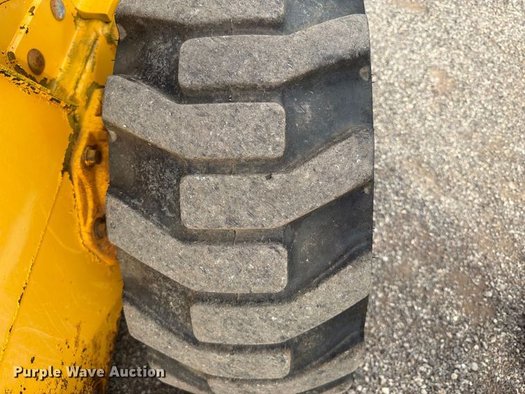 image for item FW3512 2005 John Deere 320E skid steer loader