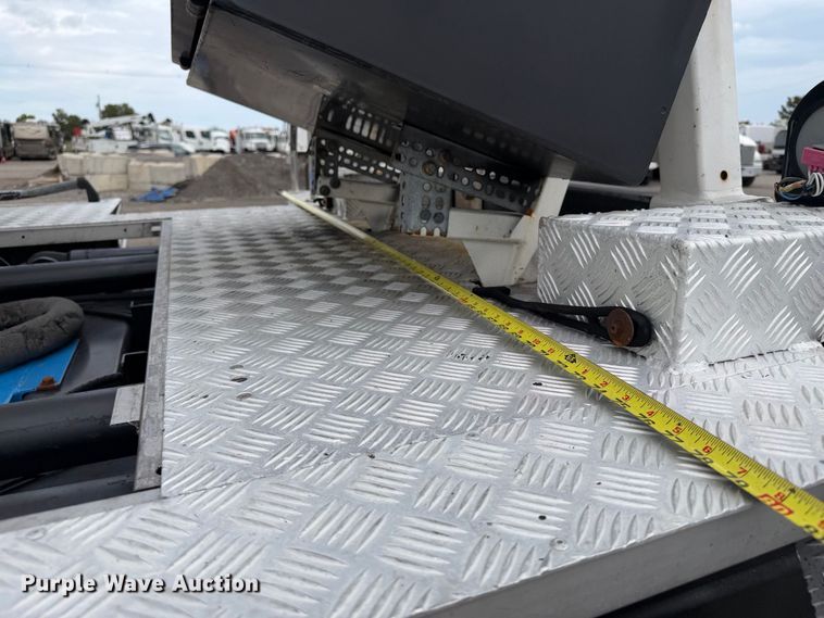 image for item FW3517 2000 GMC T8500 bridge inspection truck