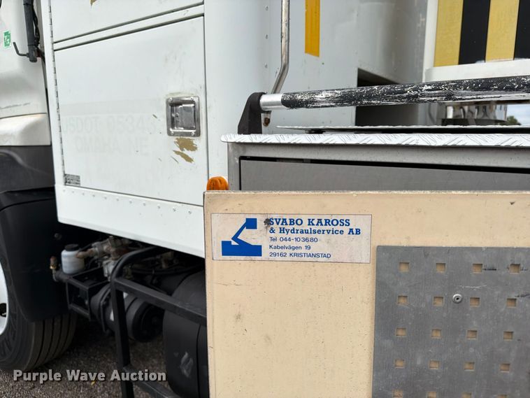 image for item FW3517 2000 GMC T8500 bridge inspection truck