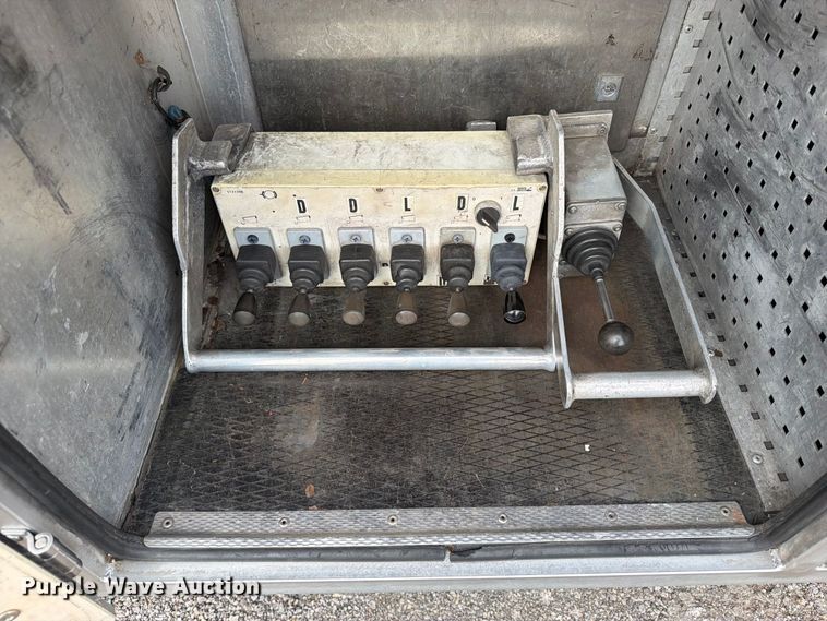 image for item FW3517 2000 GMC T8500 bridge inspection truck