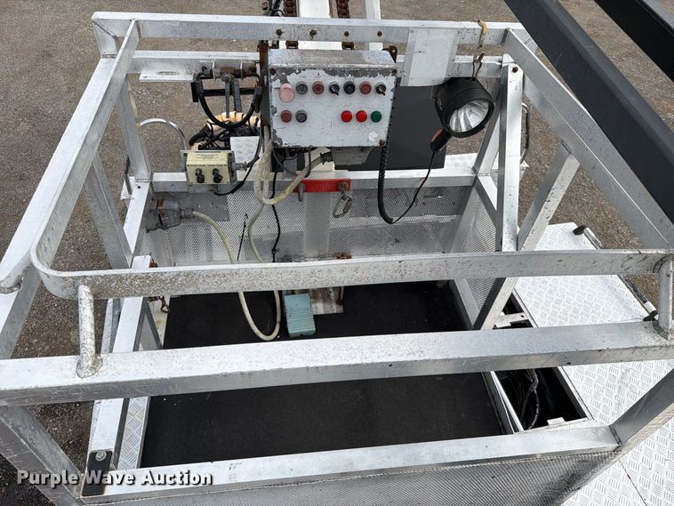 image for item FW3517 2000 GMC T8500 bridge inspection truck