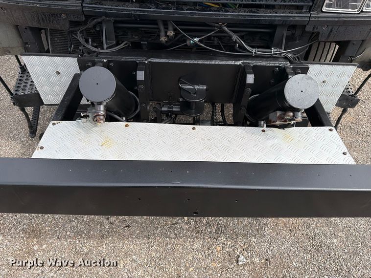 image for item FW3517 2000 GMC T8500 bridge inspection truck