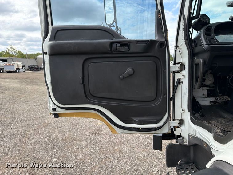 image for item FW3517 2000 GMC T8500 bridge inspection truck