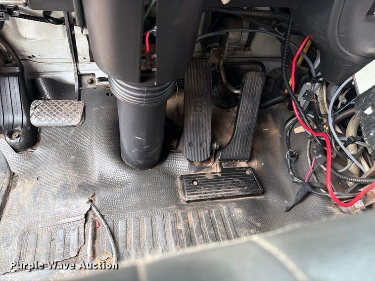 image for item FW3517 2000 GMC T8500 bridge inspection truck