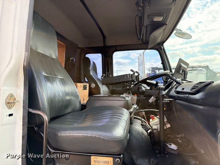 image for item FW3517 2000 GMC T8500 bridge inspection truck