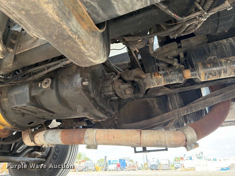 image for item FW3517 2000 GMC T8500 bridge inspection truck