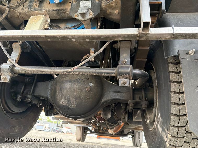 image for item FW3517 2000 GMC T8500 bridge inspection truck