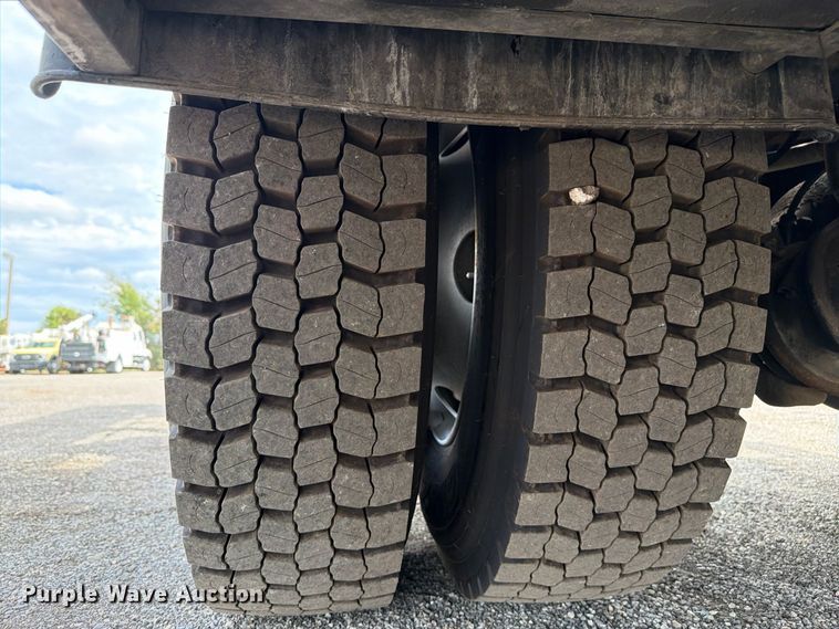 image for item FW3517 2000 GMC T8500 bridge inspection truck