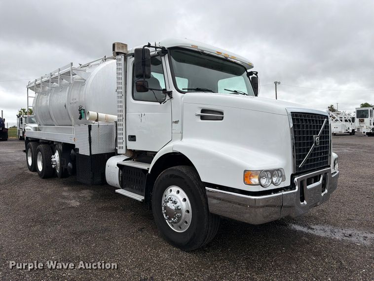 image for item FW3523 2013 Volvo VHD vacuum truck
