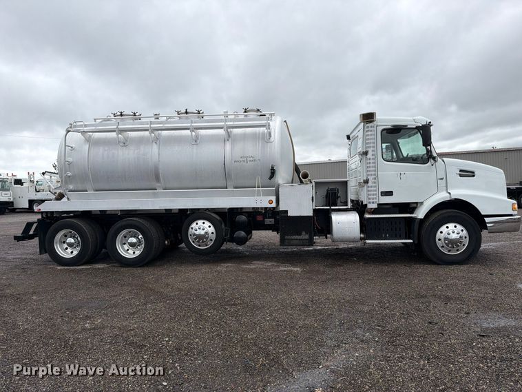 image for item FW3523 2013 Volvo VHD vacuum truck