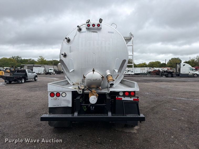 image for item FW3523 2013 Volvo VHD vacuum truck