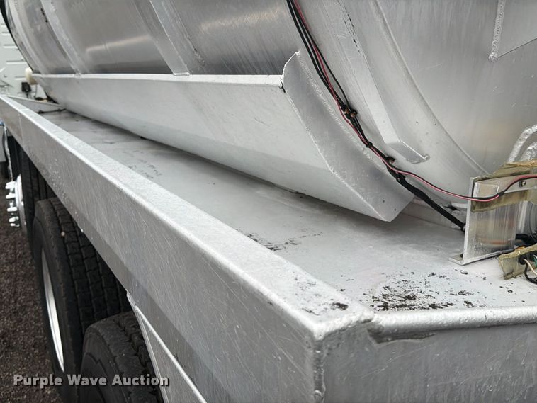 image for item FW3523 2013 Volvo VHD vacuum truck