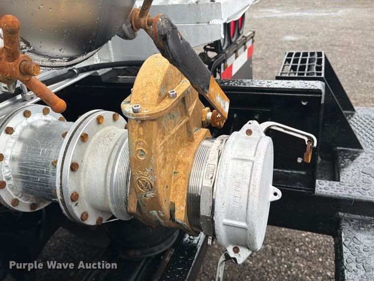image for item FW3523 2013 Volvo VHD vacuum truck