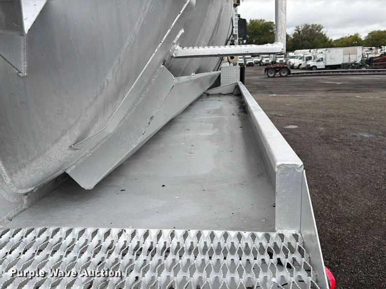 image for item FW3523 2013 Volvo VHD vacuum truck