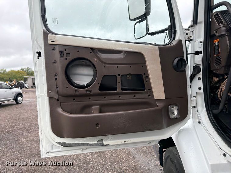 image for item FW3523 2013 Volvo VHD vacuum truck