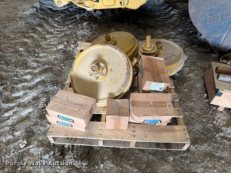 image for item OE9723 1981 Caterpillar D4H dozer