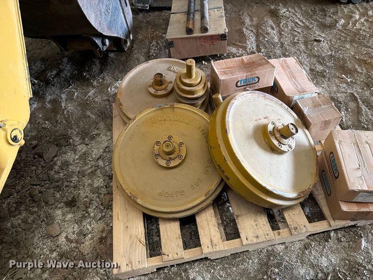 image for item OE9723 1981 Caterpillar D4H dozer