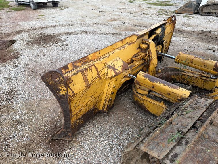 image for item OE9723 1981 Caterpillar D4H dozer