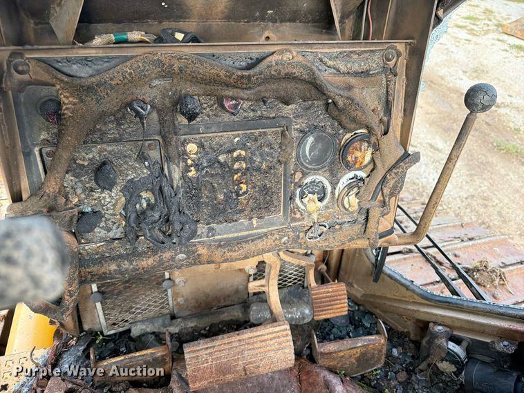 image for item OE9723 1981 Caterpillar D4H dozer