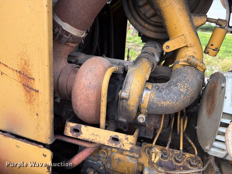 image for item OE9723 1981 Caterpillar D4H dozer