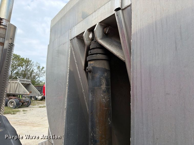 image for item OE9728 2007 Sterling Truck LT9500 dump truck
