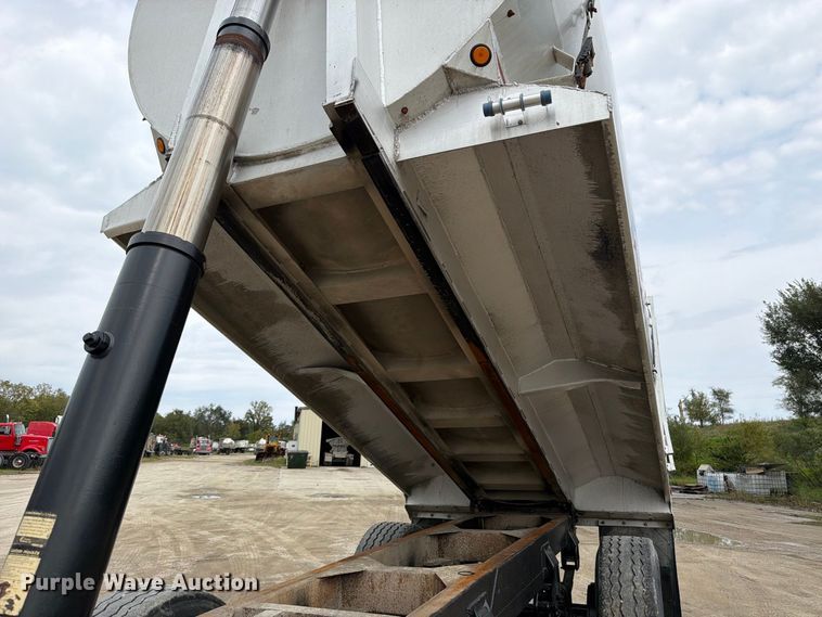 image for item OE9728 2007 Sterling Truck LT9500 dump truck