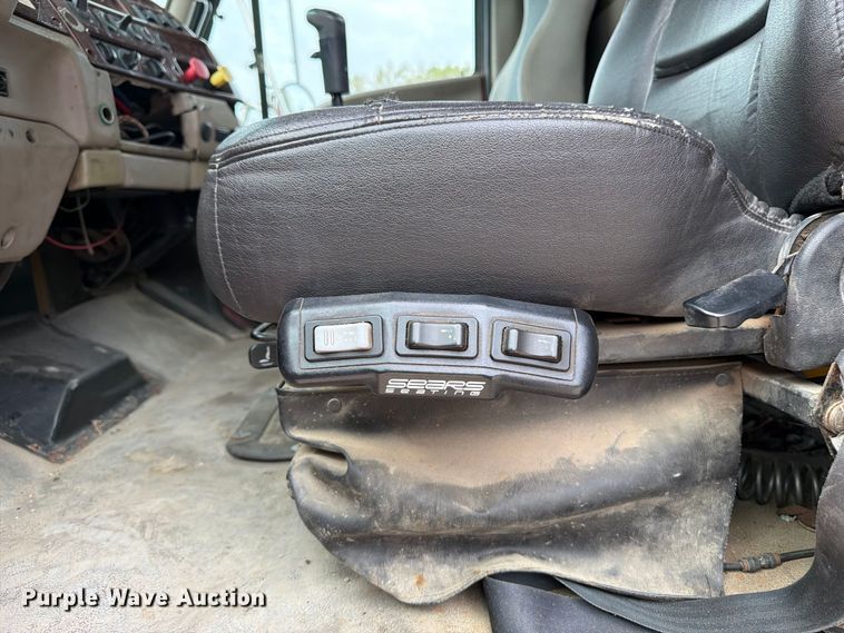 image for item OE9728 2007 Sterling Truck LT9500 dump truck