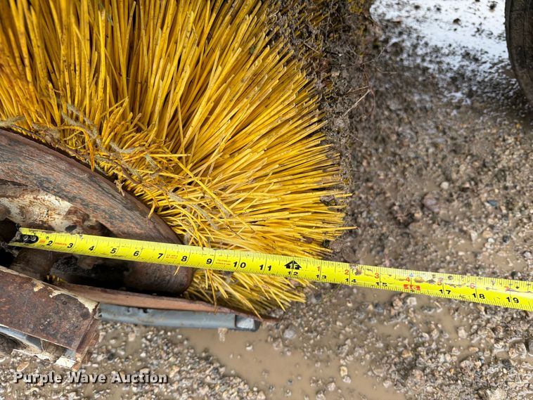 image for item OE9737 1999 Elgin Pelican P series sweeper