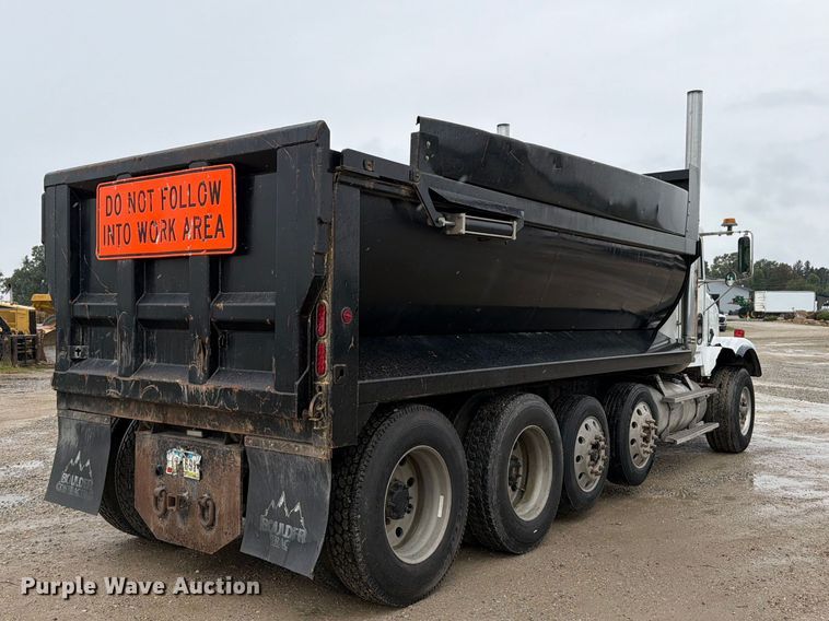 image for item OE9739 1996 Freightliner Conventional dump truck