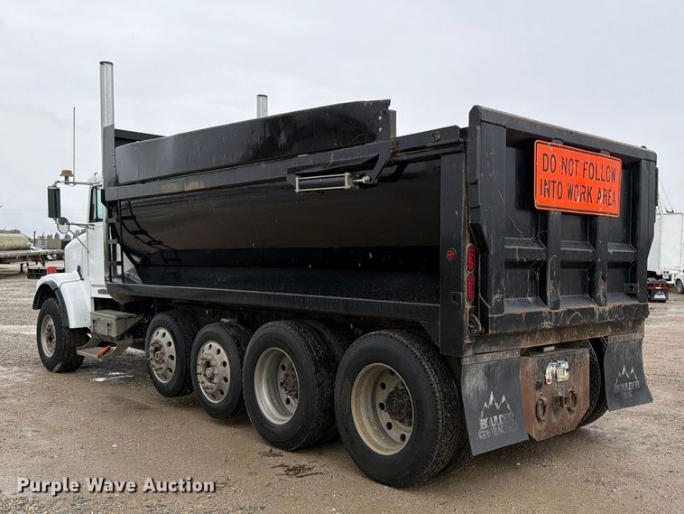 image for item OE9739 1996 Freightliner Conventional dump truck