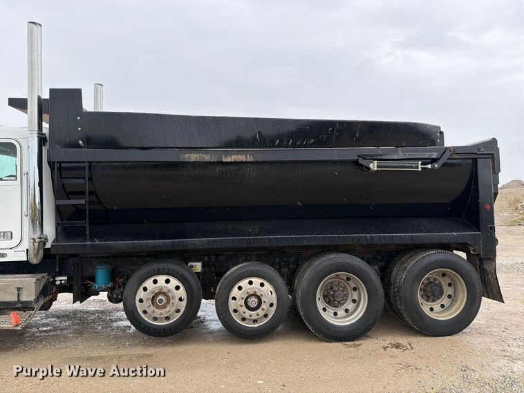 image for item OE9739 1996 Freightliner Conventional dump truck