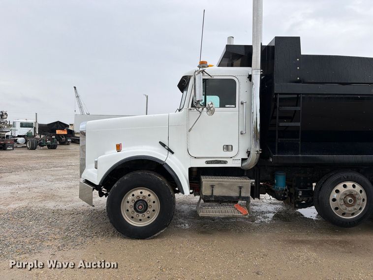 image for item OE9739 1996 Freightliner Conventional dump truck