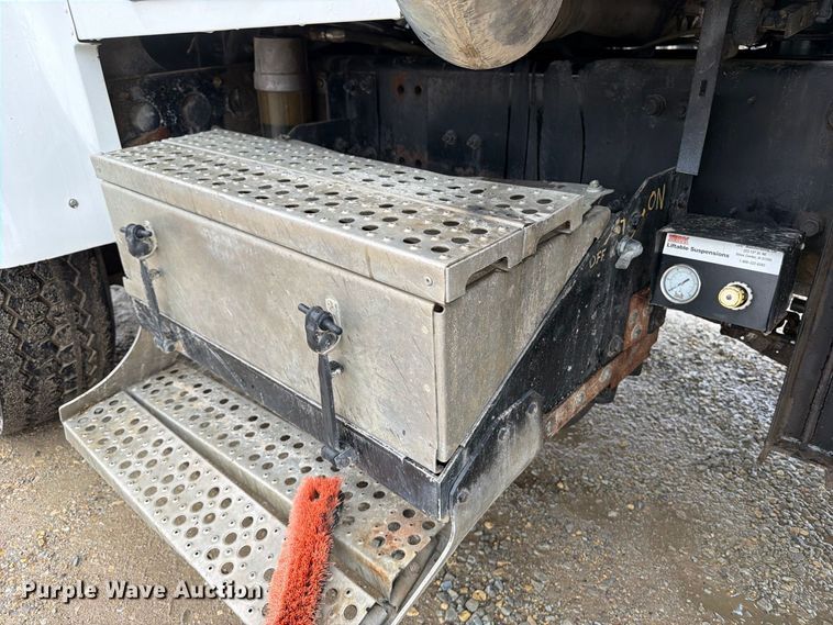 image for item OE9739 1996 Freightliner Conventional dump truck