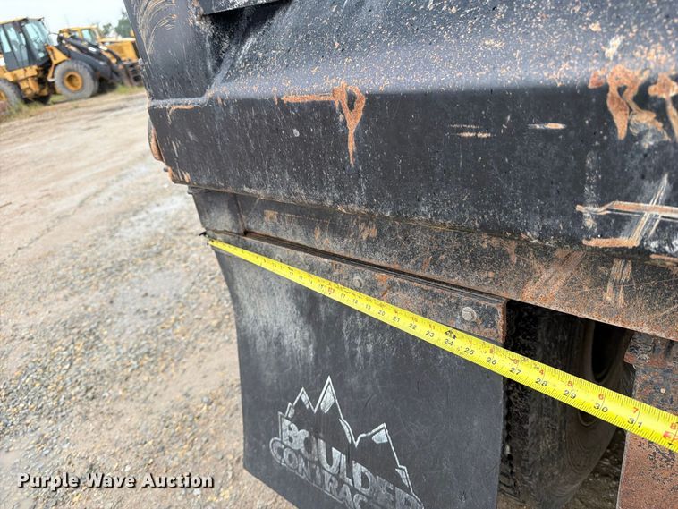 image for item OE9739 1996 Freightliner Conventional dump truck