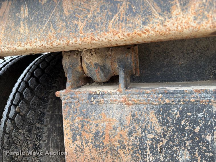 image for item OE9739 1996 Freightliner Conventional dump truck