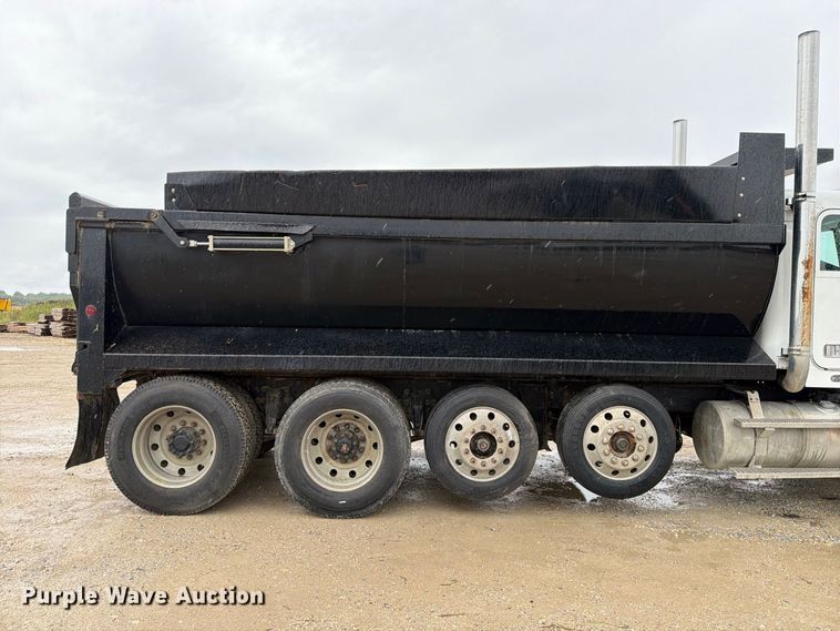 image for item OE9739 1996 Freightliner Conventional dump truck