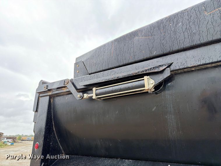 image for item OE9739 1996 Freightliner Conventional dump truck