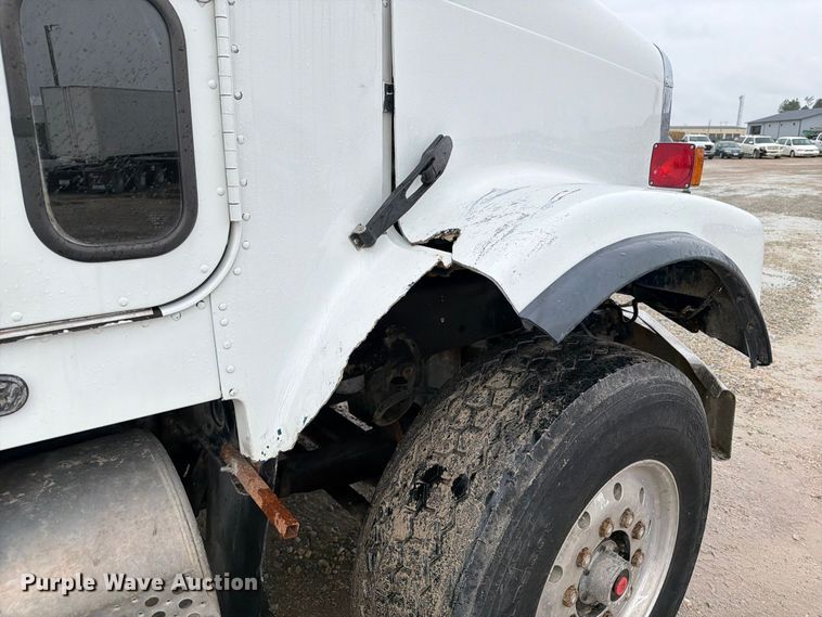 image for item OE9739 1996 Freightliner Conventional dump truck