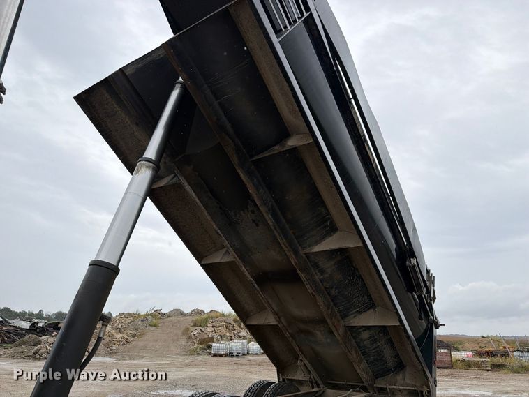 image for item OE9739 1996 Freightliner Conventional dump truck