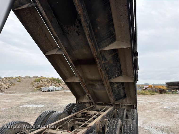 image for item OE9739 1996 Freightliner Conventional dump truck