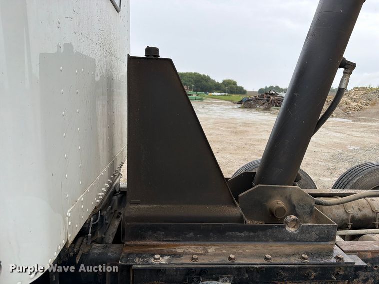 image for item OE9739 1996 Freightliner Conventional dump truck