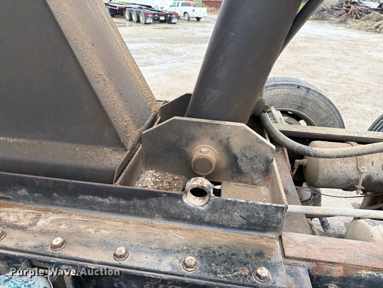 image for item OE9739 1996 Freightliner Conventional dump truck