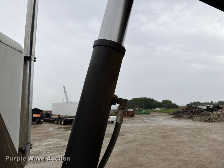 image for item OE9739 1996 Freightliner Conventional dump truck