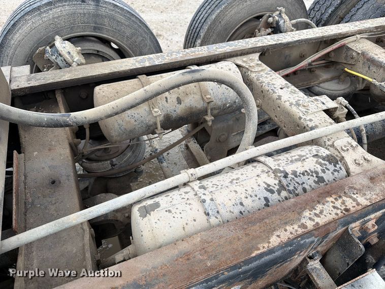 image for item OE9739 1996 Freightliner Conventional dump truck