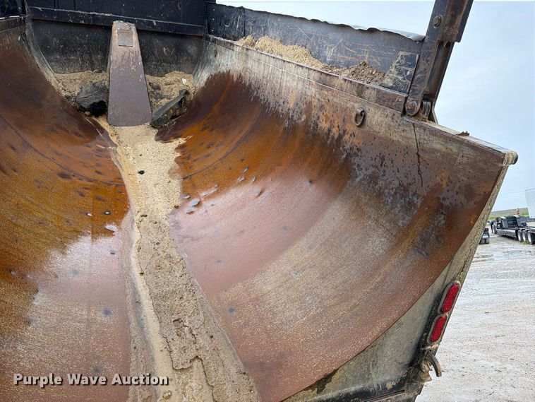 image for item OE9739 1996 Freightliner Conventional dump truck