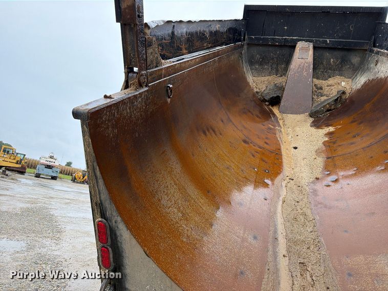 image for item OE9739 1996 Freightliner Conventional dump truck