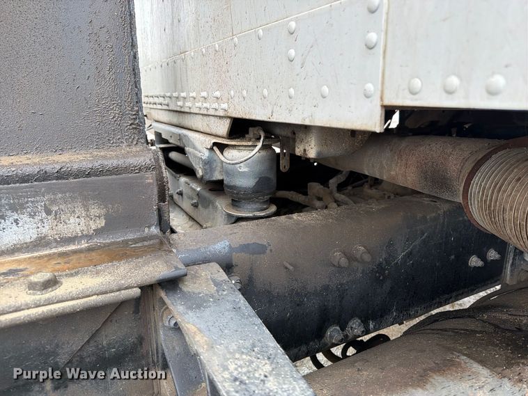image for item OE9739 1996 Freightliner Conventional dump truck